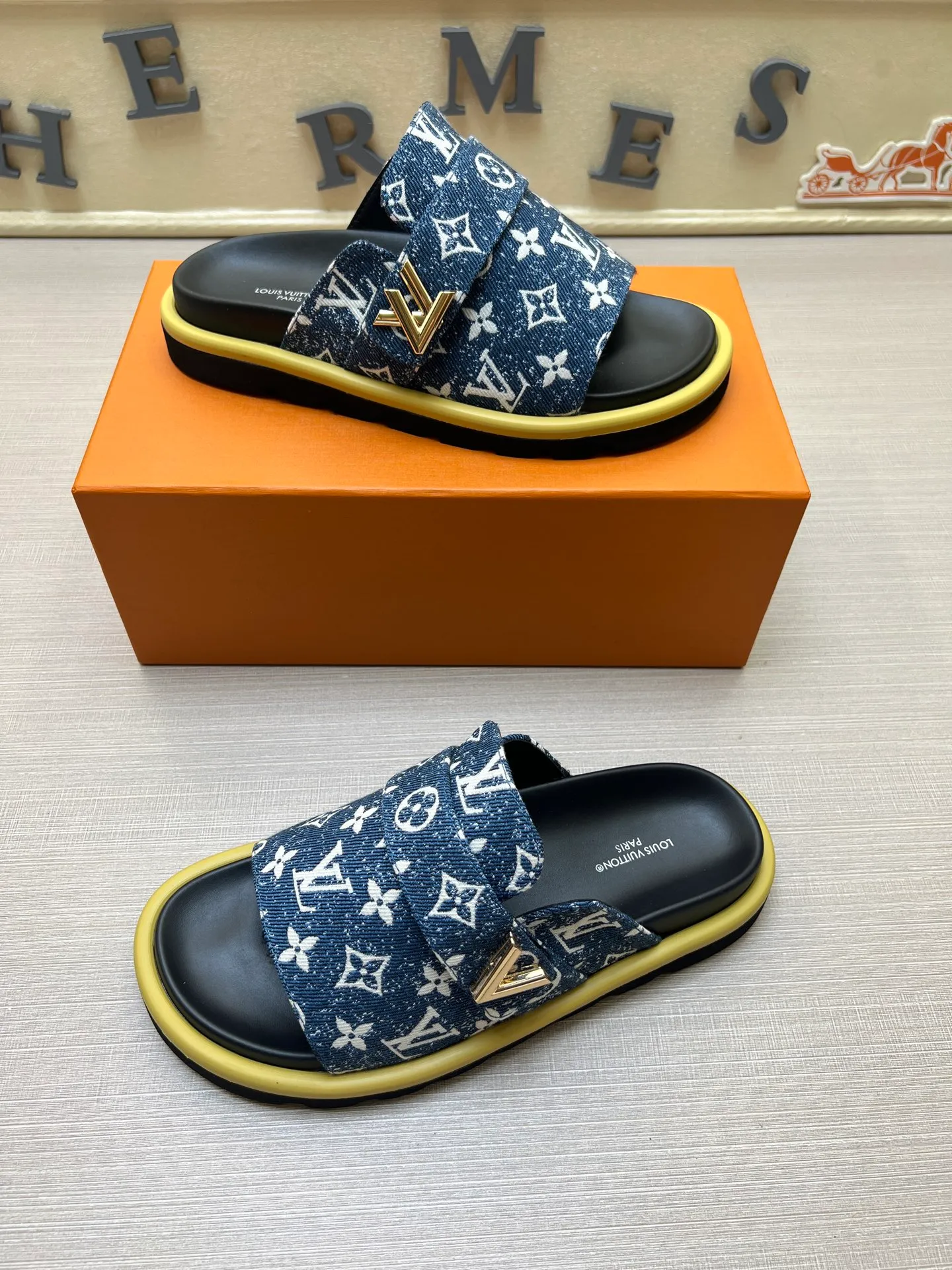 Factory price: 360💰【LOUIS VUITTON】Louis Vuitton, LV printing, men's and women's slippers are on the market, drawer box packaging with cloth bag, card, the upper pattern looks very soft and waxy, super versatile leg slimming artifact. Fabric: imported denim/canvas/old fabric, LV hardware LOGO, official website pattern printing, comfortable to wear, foot pads: high elastic men's shoes💰U water table. Sole: foam sole, heel height: about 5cm. Code number: 35-46, 35, 45, 46 are custom-made and non-returnable. Color: multiple colors and styles available.